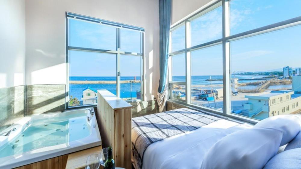 Gangneung Pier 86 Spa Pension Номер фото