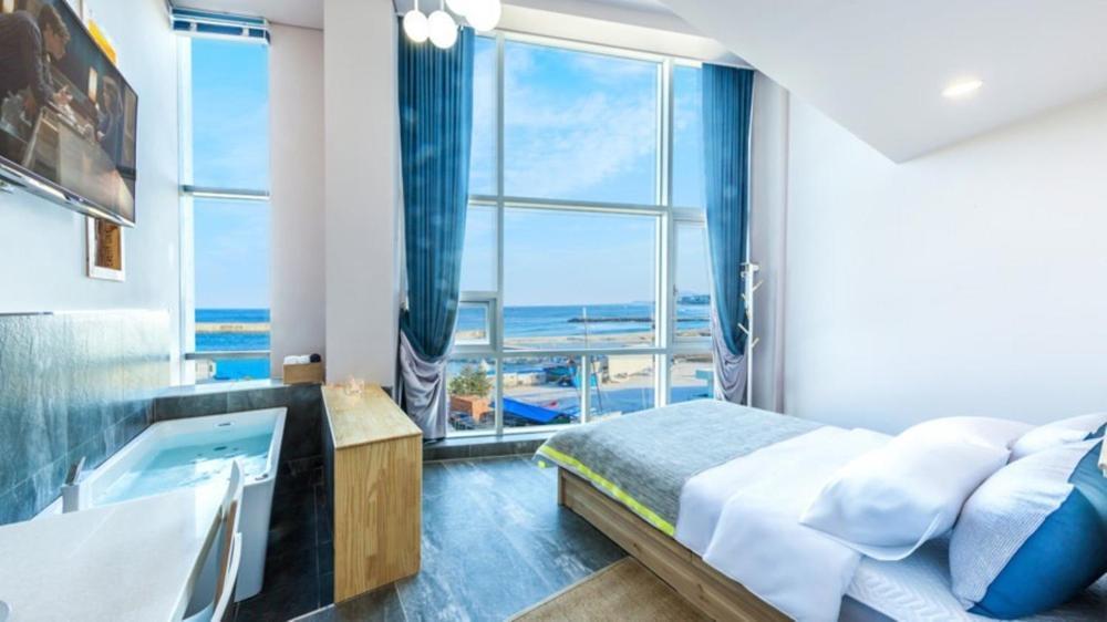 Gangneung Pier 86 Spa Pension Номер фото